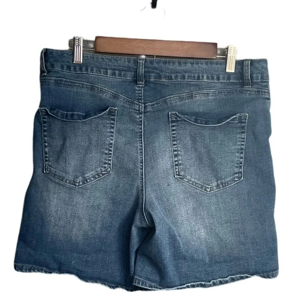 Poured in Blue Jean short size 14 stretch comfy EUC - Picture 2 of 9